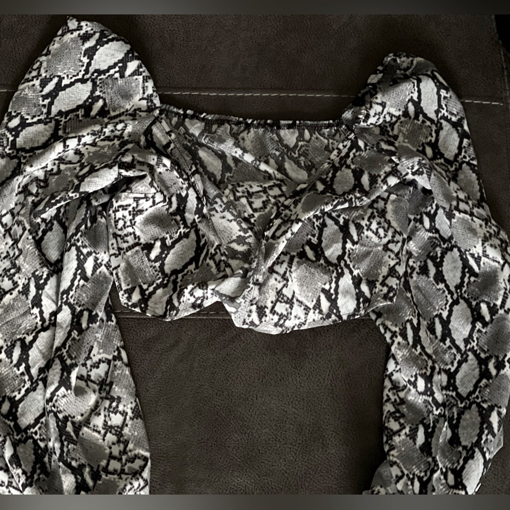 Cute snake print top!